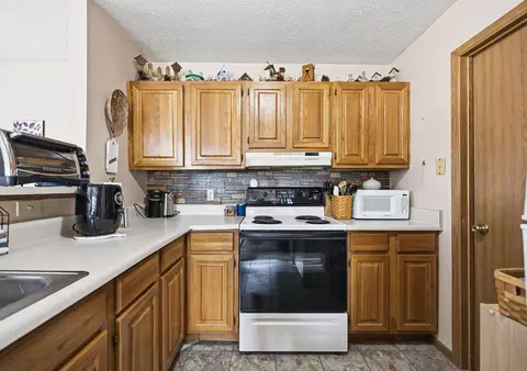 Kitchen - 3972 Covington Dr, Springfield, OH 45503 photo 4 of 6