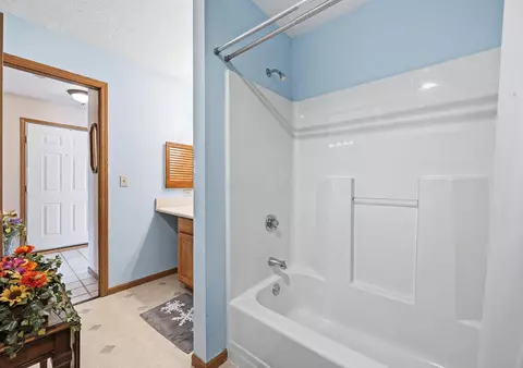 Bath - 3972 Covington Dr, Springfield, OH 45503 photo 4 of 5