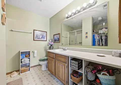 Bath - 3972 Covington Dr, Springfield, OH 45503 photo 3 of 5