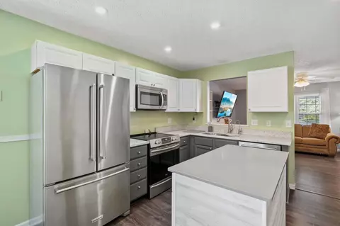 Kitchen - 1120 Devlin Ct, Columbus, OH 43228 photo 2 of 3