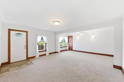 Living - 2113 Smeltzer Rd, Marion, OH 43302 photo 2 of 6