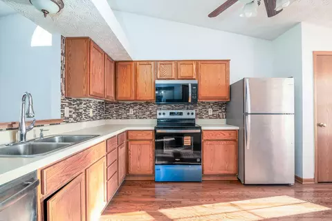 Kitchen - 1034 Crossbrook Blvd, Galloway, OH 43119 photo 2 of 4