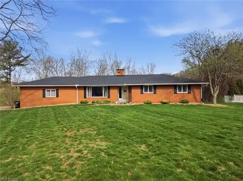 3221 Arrow Point Dr, Zanesville, OH 43701