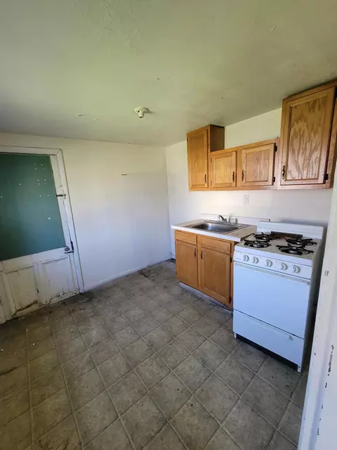 Kitchen - 210 Leader St, Marion, OH 43302 photo 2 of 2