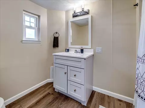 Bath - 349 Barnes Ave, Circleville, OH 43113 photo 1 of 1