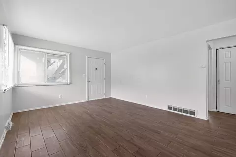 Living - 967 Ruby Ave, Columbus, OH 43227 photo 4 of 4