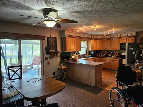 Kitchen - 765 Wolfinger Rd, Marion, OH 43302 photo 2 of 2