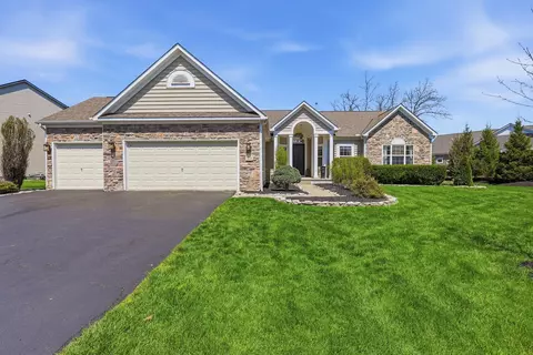 3131 Abbey Knoll Dr, Lewis Center, OH 43035