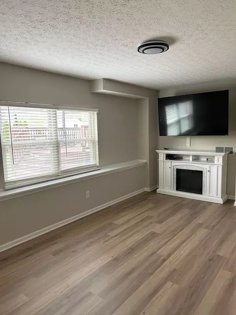 Living - 98 Kettering, Delaware, OH 43015 photo 3 of 4