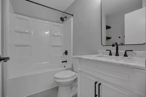 Bath - 572 Westphal Ave, Columbus, OH 43213 photo 2 of 3