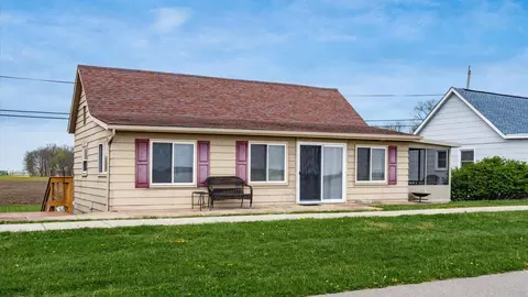13150 W Bank Dr NE, Millersport, OH 43046
