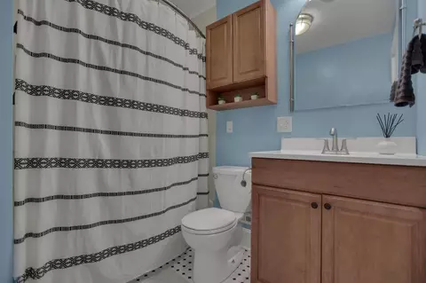 Bath - 184 E Maynard Ave, Columbus, OH 43202 photo 3 of 4