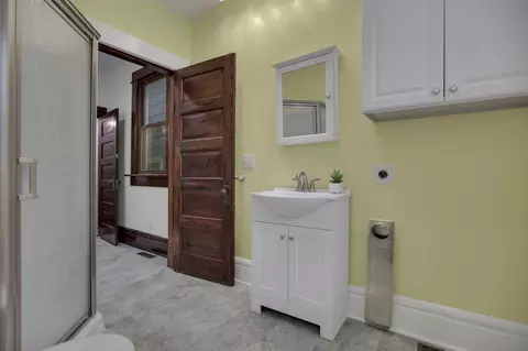Bath - 184 E Maynard Ave, Columbus, OH 43202 photo 2 of 4
