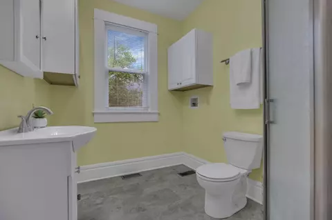 Bath - 184 E Maynard Ave, Columbus, OH 43202 photo 1 of 4