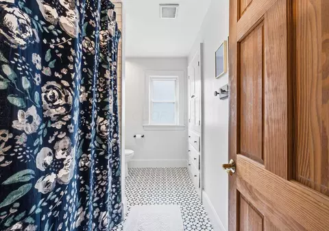 Bath - 34 E Longview Ave, Columbus, OH 43202 photo 3 of 4