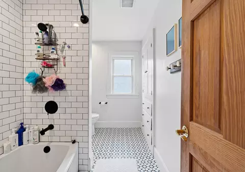 Bath - 34 E Longview Ave, Columbus, OH 43202 photo 2 of 4