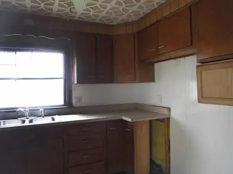Kitchen - 433 Patterson St, Marion, OH 43302 photo 2 of 2