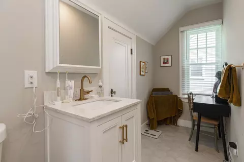 Bath - 357 Fallis Rd, Columbus, OH 43214 photo 2 of 4