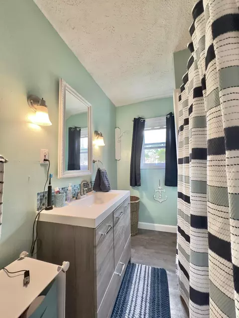 Bath - 597 Warner Ave, Logan, OH 43138 photo 2 of 4