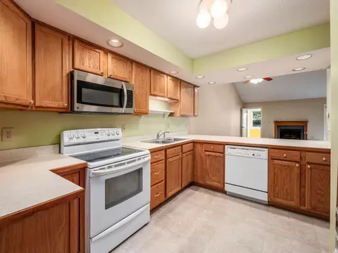 Kitchen - 179 Hanover Ct, Delaware, OH 43015 photo 1 of 5