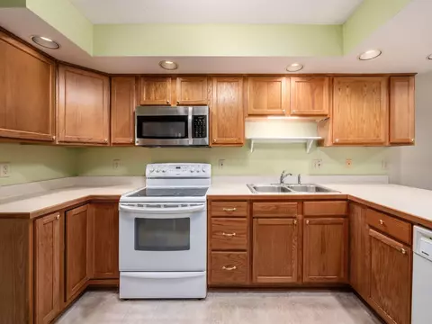 Kitchen - 179 Hanover Ct, Delaware, OH 43015 photo 3 of 5