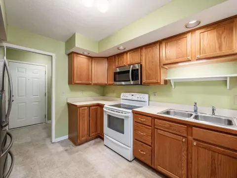 Kitchen - 179 Hanover Ct, Delaware, OH 43015 photo 2 of 5