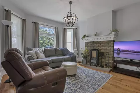 Living - 537 E Wheeling St, Lancaster, OH 43130 photo 2 of 3