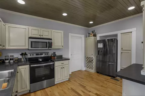 Kitchen - 537 E Wheeling St, Lancaster, OH 43130 photo 2 of 4