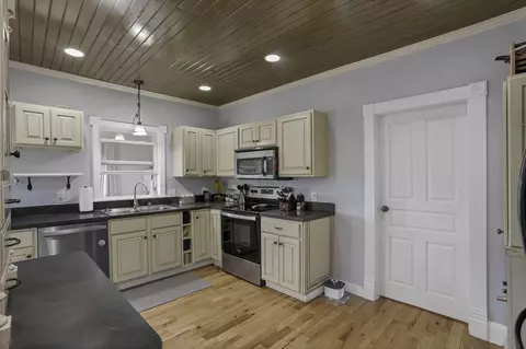 Kitchen - 537 E Wheeling St, Lancaster, OH 43130 photo 3 of 4