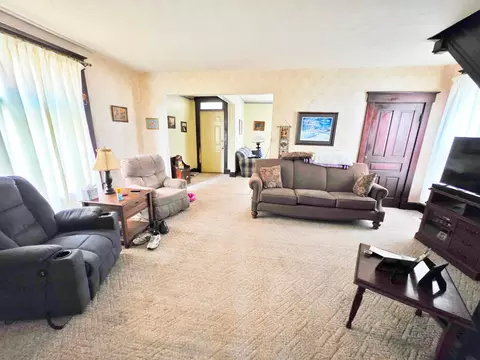 Living - 615 E 5th Ave, Lancaster, OH 43130 photo 1 of 4