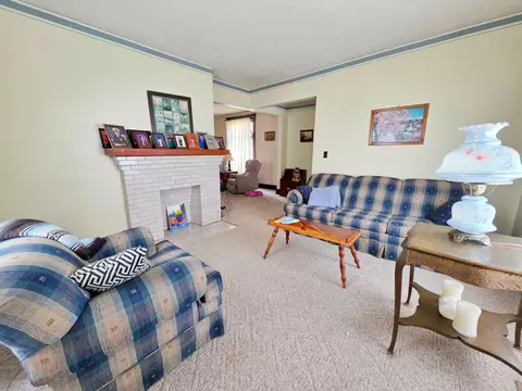 Living - 615 E 5th Ave, Lancaster, OH 43130 photo 3 of 4
