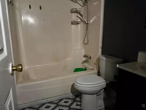 Bath - 1060 Capri Dr, Marion, OH 43302 photo 1 of 1