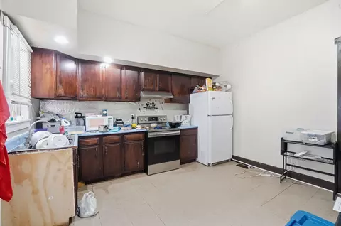 Kitchen - 1501 E High St, Springfield, OH 45505 photo 2 of 5