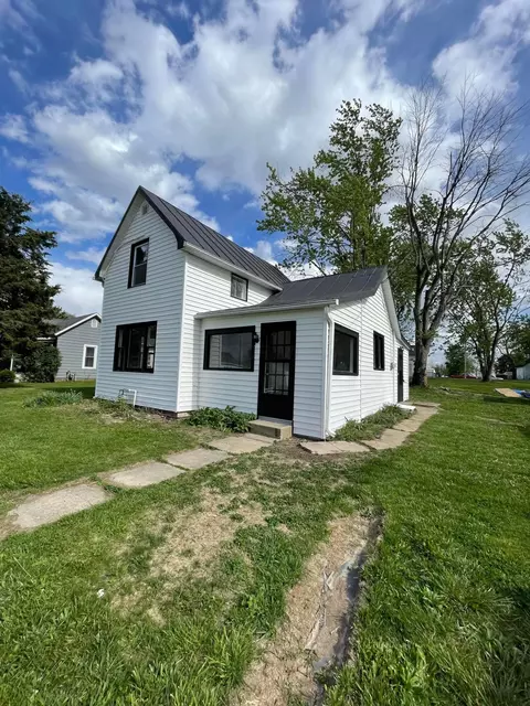 111 Hamilton St, New Holland, OH 43145