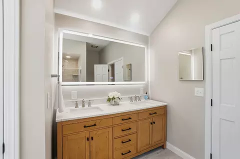 Bath - 4935 Dunkerrin Ct, Dublin, OH 43017 photo 3 of 14