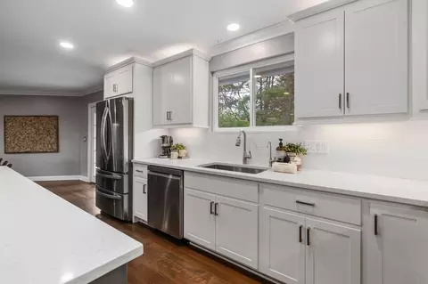 Kitchen - 7402 Riverside Dr, Dublin, OH 43016 photo 6 of 13