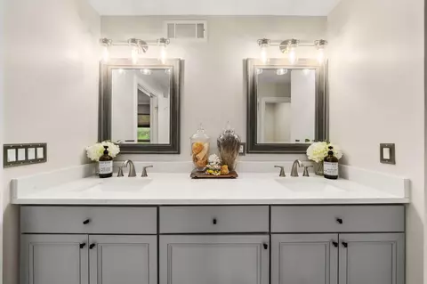 Bath - 7402 Riverside Dr, Dublin, OH 43016 photo 5 of 10