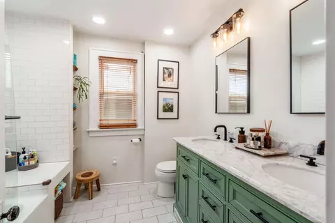 Bath - 64 E Kelso Rd, Columbus, OH 43202 photo 2 of 3