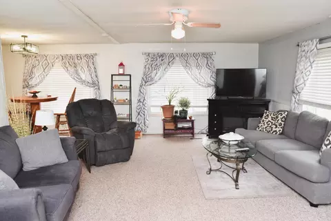 696 Riviera Ct, Columbus, OH 43207