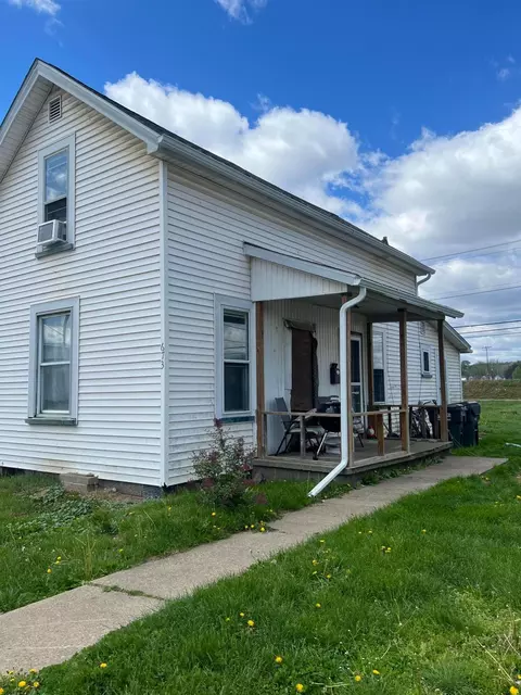673 John St, Coshocton, OH 43812