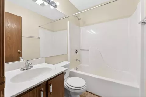 Bath - 28 30 Vernon Ave, Delaware, OH 43015 photo 1 of 3