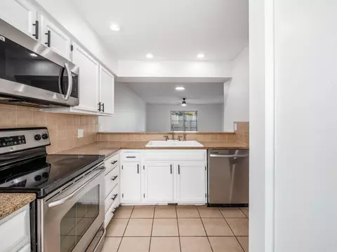 Kitchen - 1211 Rivercrest Dr S #E, Delaware, OH 43015 photo 5 of 5