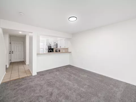 Living - 1211 Rivercrest Dr S #E, Delaware, OH 43015 photo 4 of 6