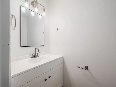 Bath - 1211 Rivercrest Dr S #E, Delaware, OH 43015 photo 1 of 2