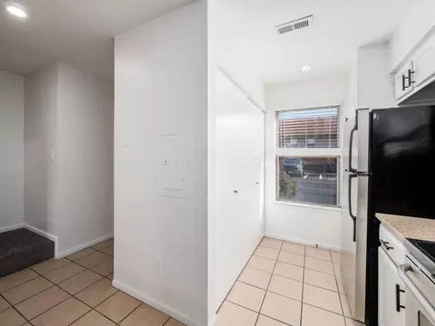 Entry Way - 1211 Rivercrest Dr S #E, Delaware, OH 43015 photo 2 of 2