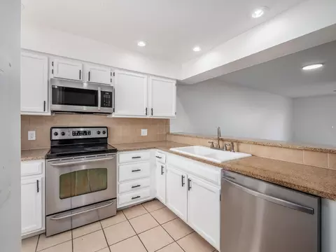 Kitchen - 1211 Rivercrest Dr S #E, Delaware, OH 43015 photo 2 of 5