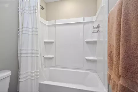 Bath - 220 Scorsese St, Springfield, OH 45505 photo 5 of 5