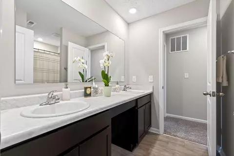 Bath - 220 Scorsese St, Springfield, OH 45505 photo 4 of 5