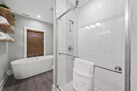 Bath - 192 E 2nd Ave, Columbus, OH 43201 photo 3 of 4