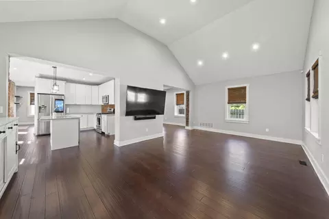 Living - 192 E 2nd Ave, Columbus, OH 43201 photo 6 of 8